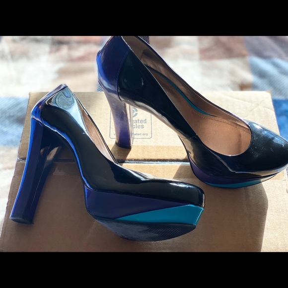 Sexy BCBG tricolored pumps! - Picture 4 of 5